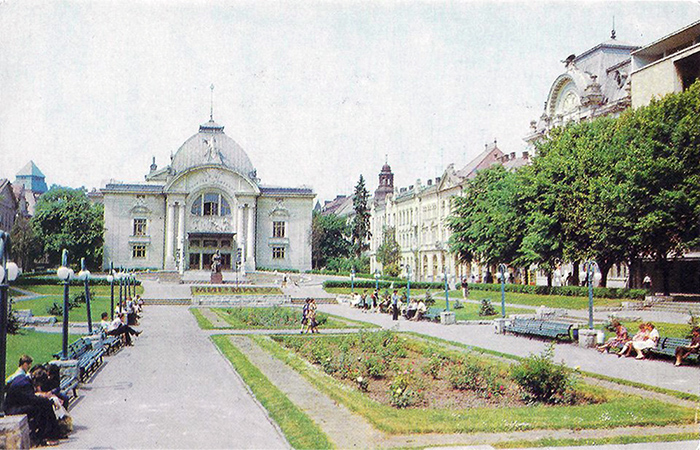 Театральная площадь в Черновцах (советская открытка)