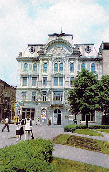 Фрагмент театральной площади в городе Черновцы (советская открытка)